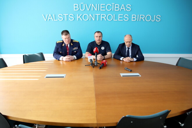 Valsts policijas priekšnieks Ints Ķuzis (no kreisās), Būvniecības valsts kontroles biroja Kontroles departamenta direktors Māris Demme un Rīgas domes priekšsēdētāja pienākumu izpildītājs, vicemērs Oļegs Burovs piedalās preses konferencē, kurā informē par satiksmes atjaunošanas iespējām uz Augusta Deglava ielas satiksmes pārvada.