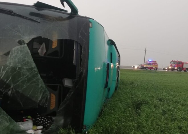 VIDEO: Rumānijā tornado gaisā paceļ autobusu ar 40 svētceļniekiem