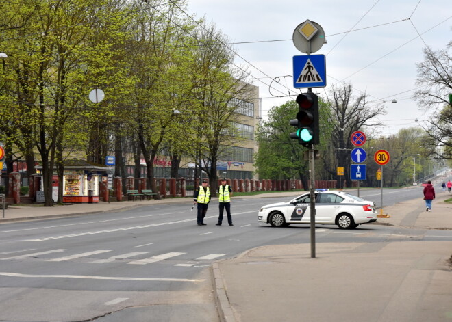 Движение транспорта по Деглавскому мосту частично будет возобновлено с 5 часов утра 4 мая