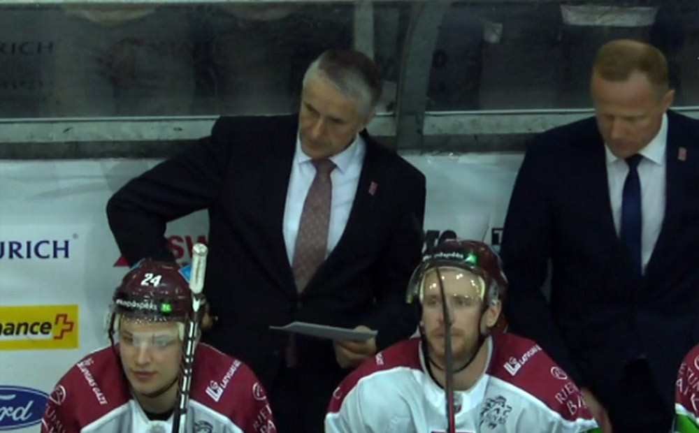 Latvijas hokeja izlase asā pārbaudes mačā piekāpjas Šveicei; Bļugers nepabeidz spēli