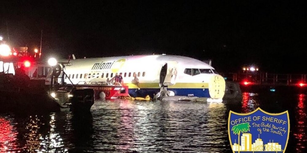 В США самолет с сотней пассажиров на борту упал в реку