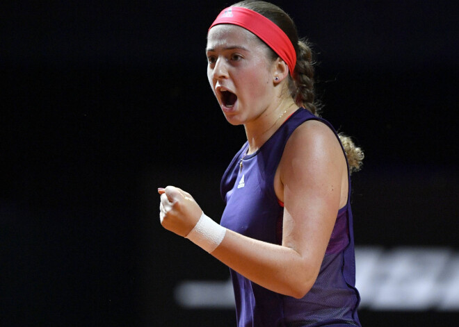 Ostapenko Madridē pret spēcīgo Pavļučenkovu atgriežas uz uzvaru takas