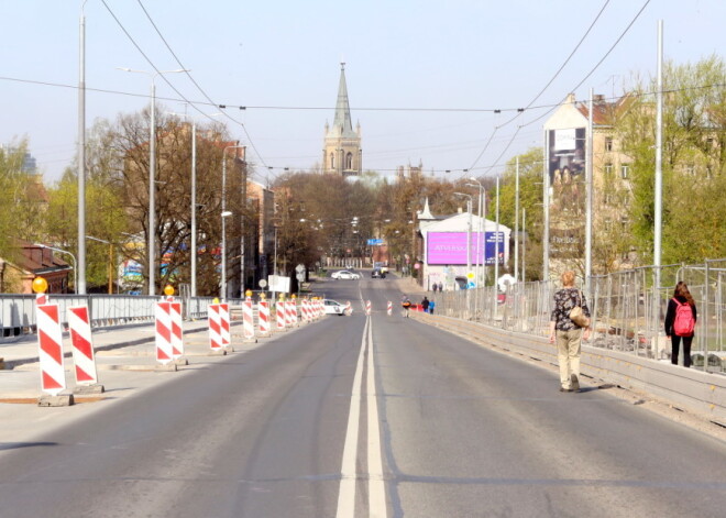 Транспорт курсирует по Деглавскому мосту без инцидентов