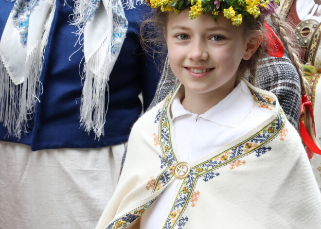 Latvijas Republikas Neatkarības atjaunošanas dienā notiek tautastērpu gājiens "Uzvelc savu tautas tērpu par godu Latvijai!" no Rātslaukuma uz Brīvības laukumu.