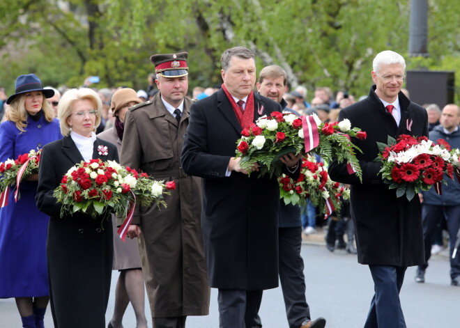 Saeimas priekšsēdētāja Ināra Mūrniece, Valsts prezidents Raimonds Vējonis un Ministru prezidents Krišjānijs Kariņš Latvijas Republikas Neatkarības atjaunošanas dienā dodas nolikt ziedus pie Brīvības pieminekļa.