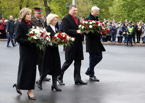 Satversmes tiesas priekšsēdētāja Ineta Ziemele, Saeimas priekšsēdētāja Ināra Mūrniece, Valsts prezidents Raimonds Vējonis un Ministru prezidents Krišjānijs Kariņš Latvijas Republikas Neatkarības atjaunošanas dienā dodas nolikt ziedus pie Brīvības pieminekļa.