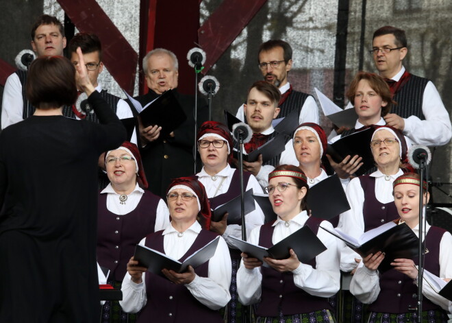 Jauktais koris "Mežotne" piedalās Latvijas Republikas Neatkarības atjaunošanas dienai veltītajā Latvijas koru koncertā "Stūru stūriem tēvu zeme" Brīvības laukumā.