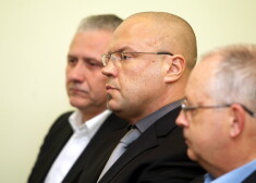 Apsūdzētie - "Latvenergo" bijušais viceprezidents Aigars Meļko (no kreisās), bijušais uzņēmuma ražošanas tehniskais direktors Gunārs Cvetkovs un uzņēmuma "Energy Consulting" vadītājs Andrejs Livanovičs.