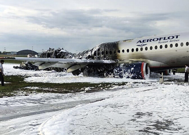 Lidostā Maskavā nolaidusies degoša "Aeroflot" lidmašīna; bojā gājis 41 cilvēks (papildināts)