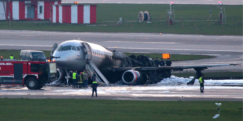 Lidmašīnas traģēdija Krievijā: soctīklos nonācis pasažiera filmēts video no “Aeroflot” degošās lidmašīnas iekšpuses