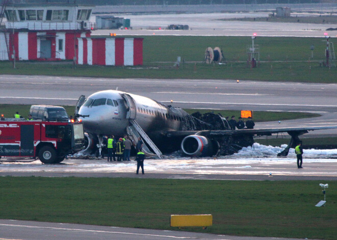 Lidmašīnas traģēdija Krievijā: soctīklos nonācis pasažiera filmēts video no “Aeroflot” degošās lidmašīnas iekšpuses