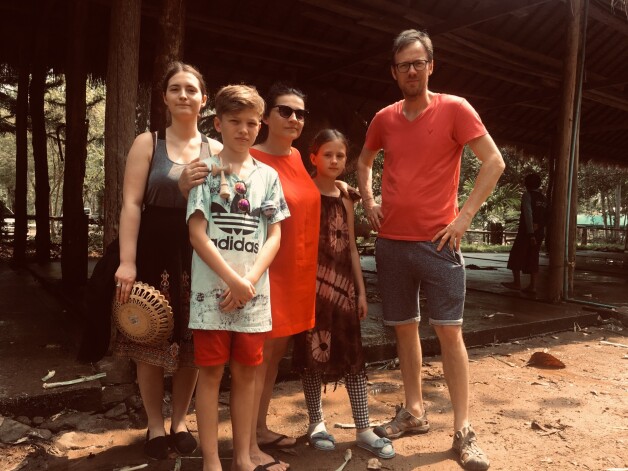 Ceļojumā. Sandijs ar sievu Janu un bērniem Noru, Marku un Māru.
