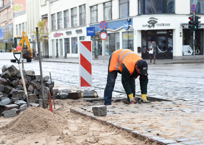 Pērn vidējā mēneša darba alga Latvijā pieaugusi līdz 948 eiro