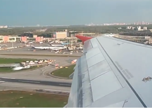 Пассажир снял на видео, как Sukhoi Superjet 100 "Аэрофлота" совершил аварийную посадку в Риге