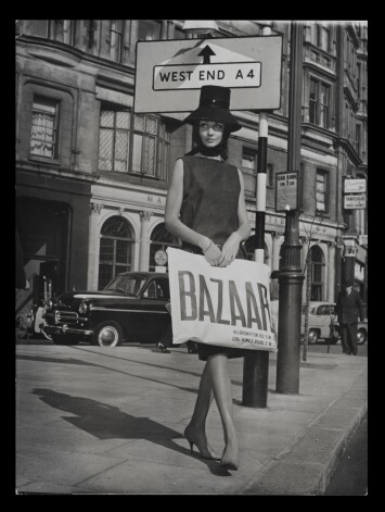 Modele pozē ar veikala Bazaar firmas maisiņu, 1959.