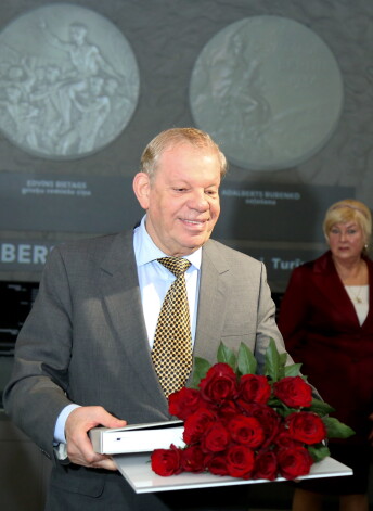 AS "Grindeks" padomes priekšsēdētājs, bijušais Latvijas Hokeja federācijas prezident Kirovs Lipmans piedalās izstādes "Latvijas Olimpiešu Goda zāle. Zelts. Sudrabs. Bronza." atklāšanas pasākumā Latvijas Sporta muzejā.