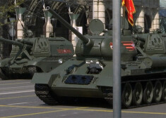 Tanki, raķetes un cita tehnika - Krievija Uzvaras dienas ģenerālmēģinājumā atrāda savus militāros muskuļus