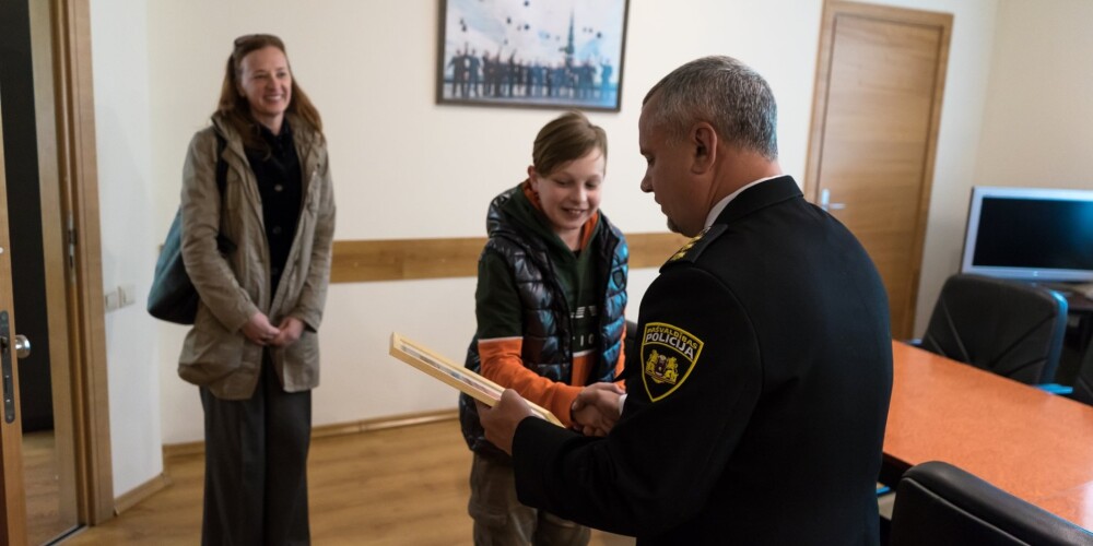 Начальник Рижской муниципальной полиции наградил мальчика за помощь в поимке подозреваемых