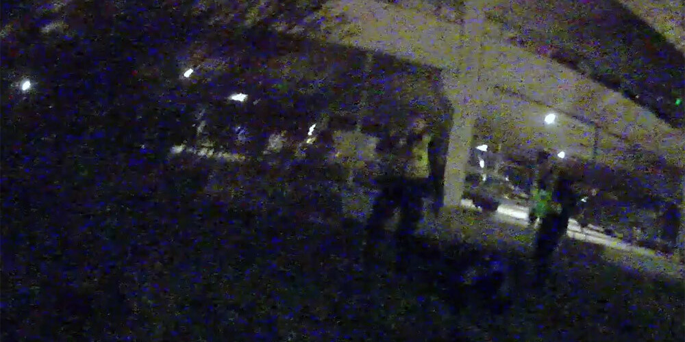 VIDEO: vīrietis, bēgot no policijas, nolec no autostāvvietas trešā stāva
