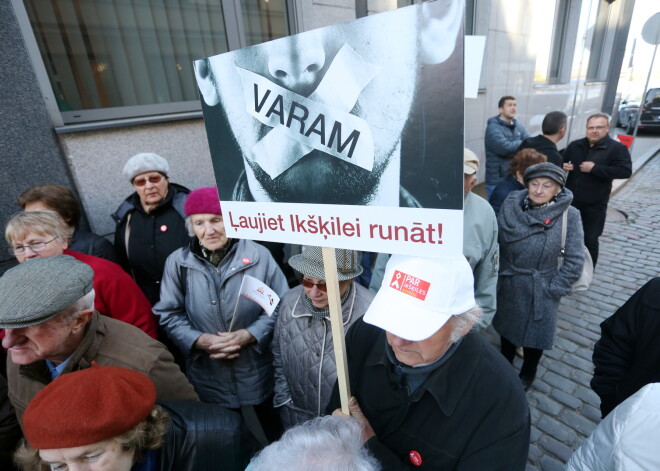 Pie Vides un reģionālās attīstības ministrijas notiek Ikšķiles novada uzņēmēju biedrības rīkotais pikets, lai paustu viedokli par administratīvi teritoriālās reformas piedāvājumu.