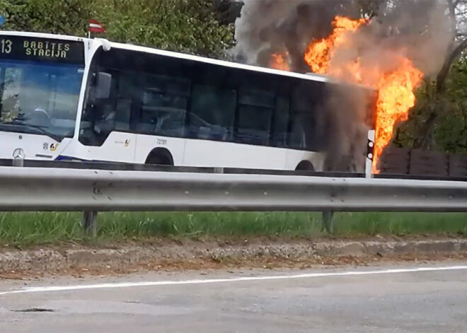 VIDEO: Babītē uz Bērzu ielas sadedzis sabiedriskais autobuss