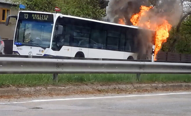 Babītē pagriezienā uz Vārnukrogu aizdedzies 13. maršruta autobuss.