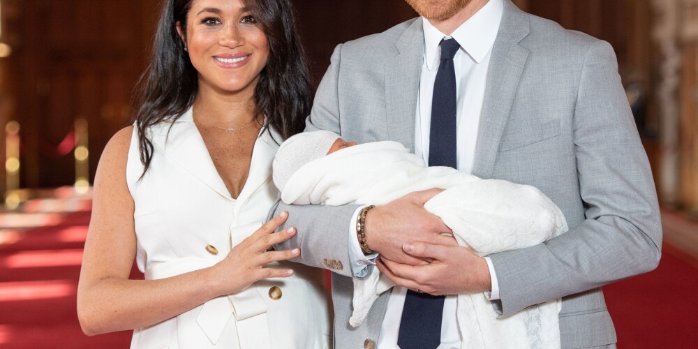 Princis Harijs un hercogiene Megana dalās ar pirmajiem jaundzimušā dēla foto