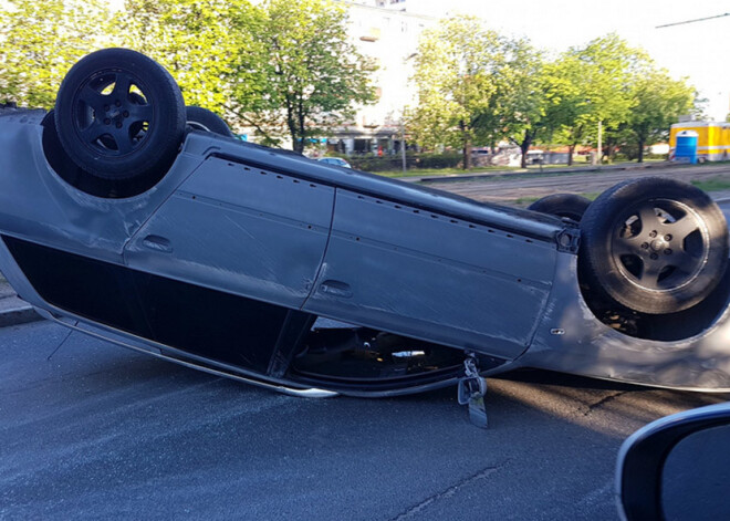 VIDEO: Ķengaragā pēc avārijas automašīna apgāzusies uz jumta