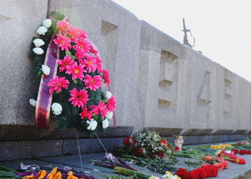 Несколько сотен человек возложили цветы к памятнику освободителям Риги в парке Победы
