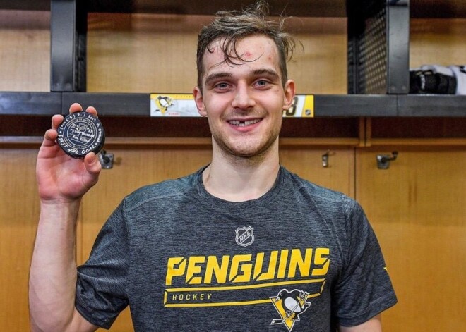 Hokejists, no kura Slovākijā gaidām ļoti daudz: “Pingvīns” ar gaišu galvu - Teodors Bļugers