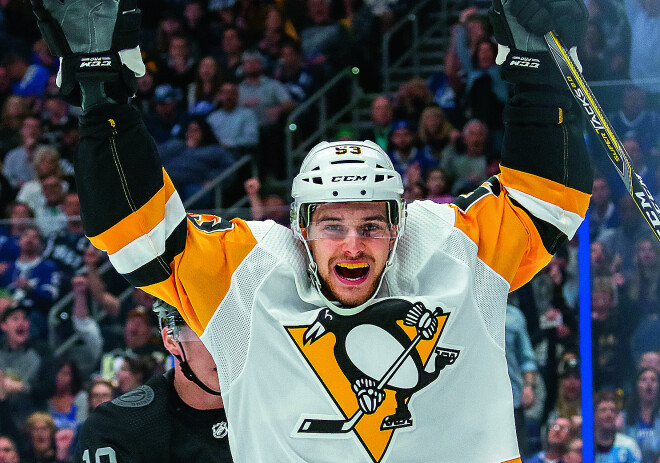 Teodoram Bļugeram šajā pasaules čempionātā tiks atvēlēta milzīga loma, īpaši pēc komandas kapteiņa Kaspara Daugaviņa izkrišanas no sastāva. Tedijs spēlē Latvijas hokejam pēdējos gados tik sāpīgajā centra uzbrucēja pozīcijā.