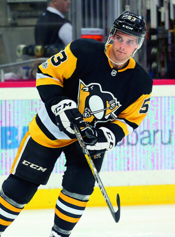 Teodoram Bļugeram šajā pasaules čempionātā tiks atvēlēta milzīga loma, īpaši pēc komandas kapteiņa Kaspara Daugaviņa izkrišanas no sastāva. Tedijs spēlē Latvijas hokejam pēdējos gados tik sāpīgajā centra uzbrucēja pozīcijā.