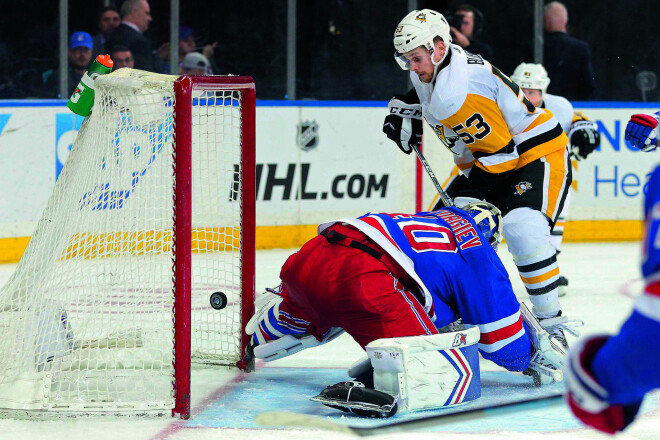 Teodoram Bļugeram šajā pasaules čempionātā tiks atvēlēta milzīga loma, īpaši pēc komandas kapteiņa Kaspara Daugaviņa izkrišanas no sastāva. Tedijs spēlē Latvijas hokejam pēdējos gados tik sāpīgajā centra uzbrucēja pozīcijā.