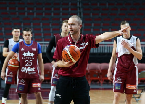 Latvijas vīriešu basketbola valstsvienības treneris Artūrs Visockis-Rubenis valstsvienības atklātā treniņa laikā pirms FIBA Pasaules kausa kvalifikācijas spēlēm.