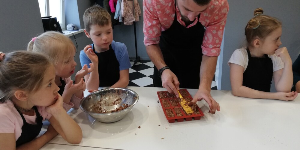 Kulinārijas skoliņā bērni mācās saimniekot un Māmiņu dienai sagatavojuši īpašas receptes