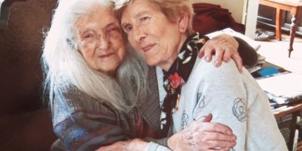 Sieviete no Īrijas pēc 60 gadus ilgiem meklējumiem beidzot satiek savu mammu - viņa ir 103 gadus veca