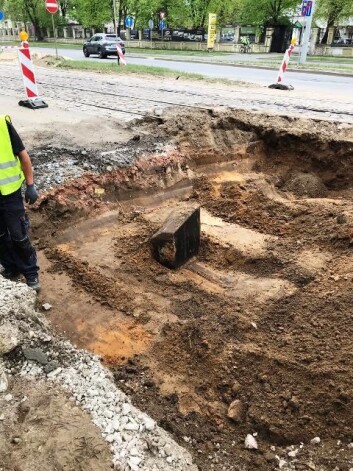 Rīgā šodien, remontējot Brasas satiksmes pārvadu, atklāti apbedījumi.