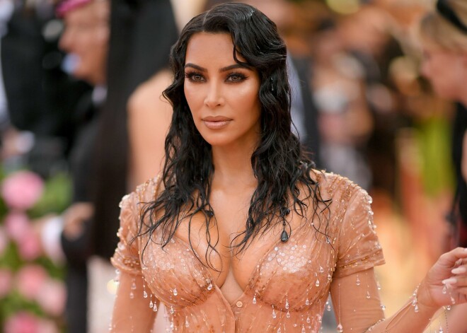 Kima Kardašjana "Met Gala" apspīlētajā tērpā nav spējusi apsēsties un apmeklēt dāmistabu