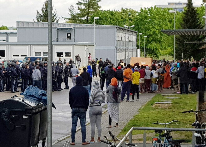 Vācijā migranti apmētā ar akmeņiem policistus, kuri izmeklē sievietes nāvi patvēruma centrā