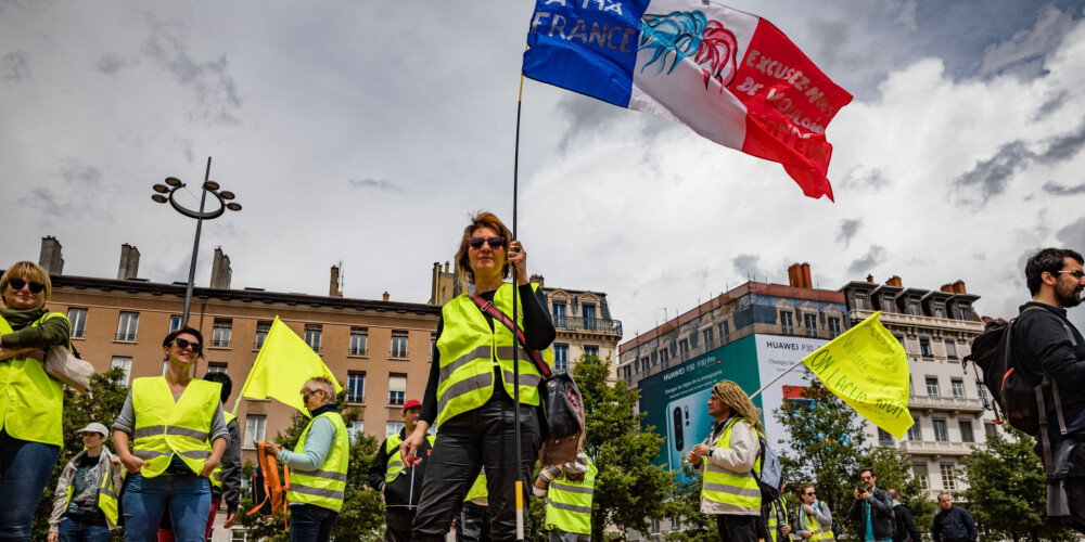 Francijā "dzelteno vestu" protestos izraisījušies vardarbīgi incidenti