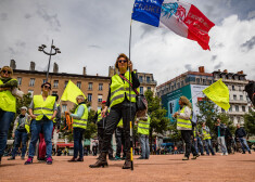 Francijā "dzelteno vestu" protestos izraisījušies vardarbīgi incidenti