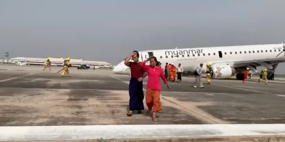 VIDEO: Mjanmā lidmašīna ar 89 cilvēkiem nolaižas ar neizlaistu priekšējo šasiju