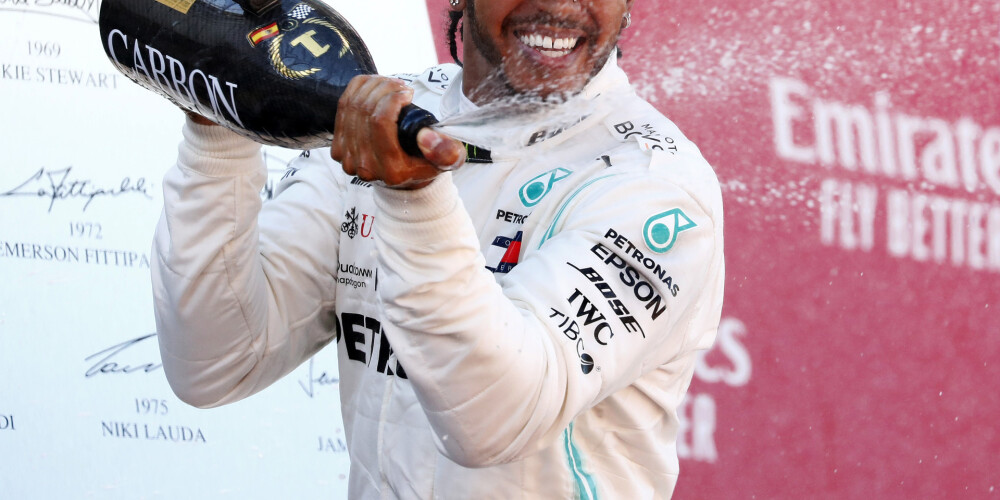Hamiltons startā apsteidz Botasu un izcīna uzvaru Spānijas Lielās balvas izcīņā