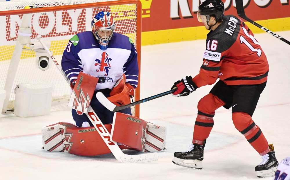 Kanādas hokejisti samet astoņas ripas britu vārtos un svin pirmo uzvaru