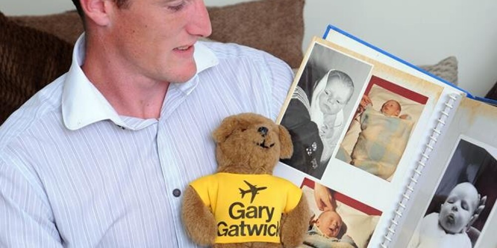 "Getvikas Gerijs", kurš zīdaiņa vecumā pamests Getvikas lidostas tualetē, pēc 33 gadiem atradis savus bioloģiskos vecākus