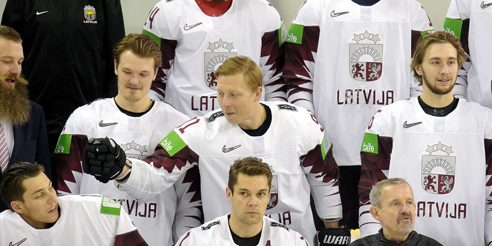 Latvijas hokeja izlases oficiālā fotografēšanās Bratislavā norit jautrā gaisotnē