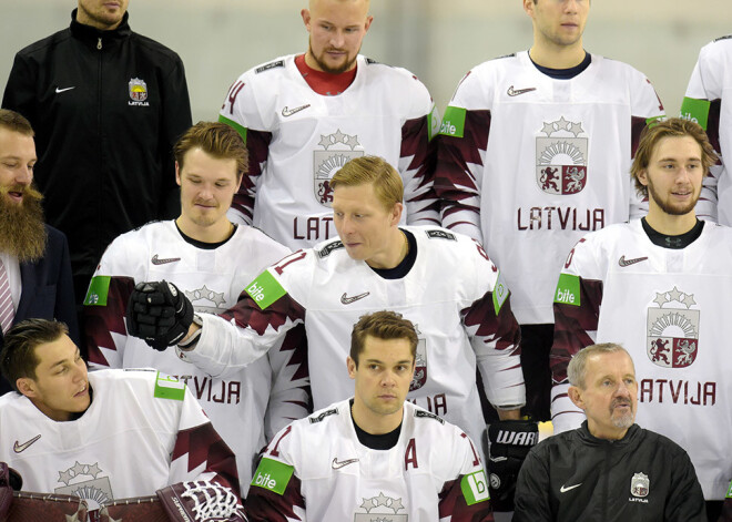 Latvijas hokeja izlases oficiālā fotografēšanās Bratislavā norit jautrā gaisotnē