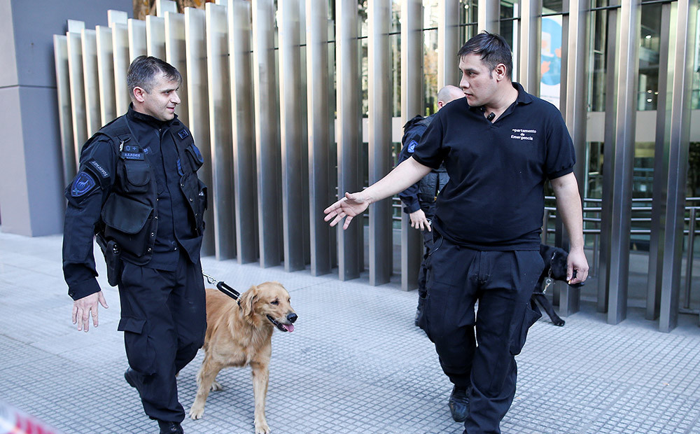 Argentīnas prezidenta pilī veic drošības pārbaudes pēc sprādziena draudiem