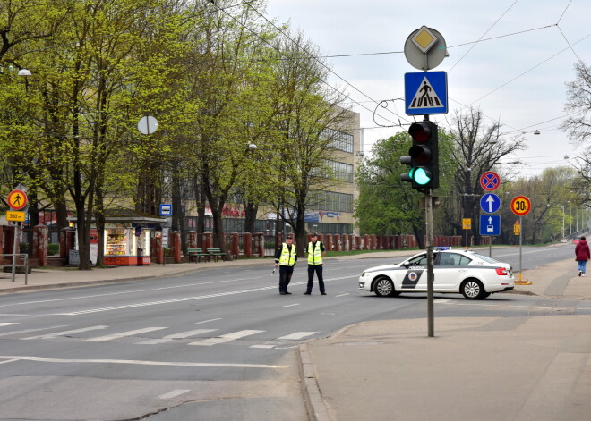 Iekšlietu ministram aizdomas par Deglava tiltam līdzīgām situācijām arī citos objektos Rīgā