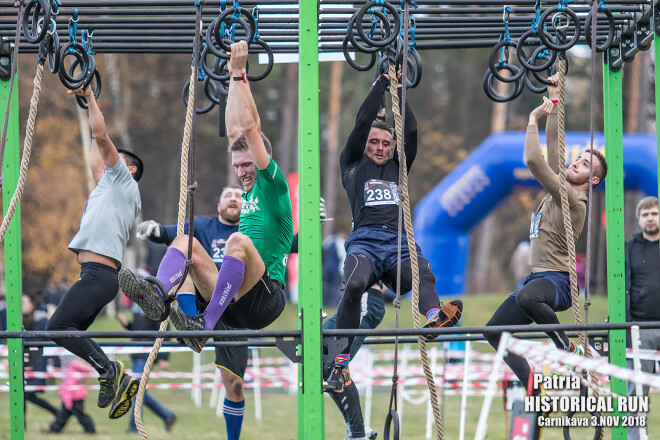  Viens no armijas sporta kluba "Patria" rīkotajiem šķēršļu skrējieniem ir "Patria Tough Run".